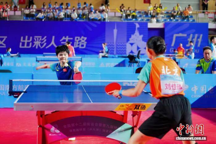 疾站立组男, 现场气氛热, 图为比赛现