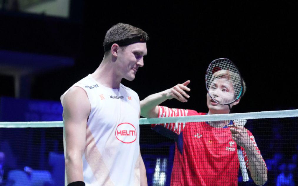 而裁判则是, 安塞龙到场